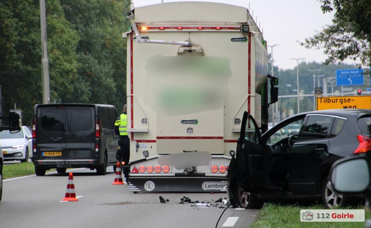 Auto beschadigd na botsing met vrachtwagen op Blaakweg in Tilburg – foto 112 Goirle