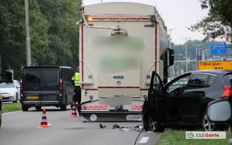 Auto beschadigd na botsing met vrachtwagen op Blaakweg in Tilburg