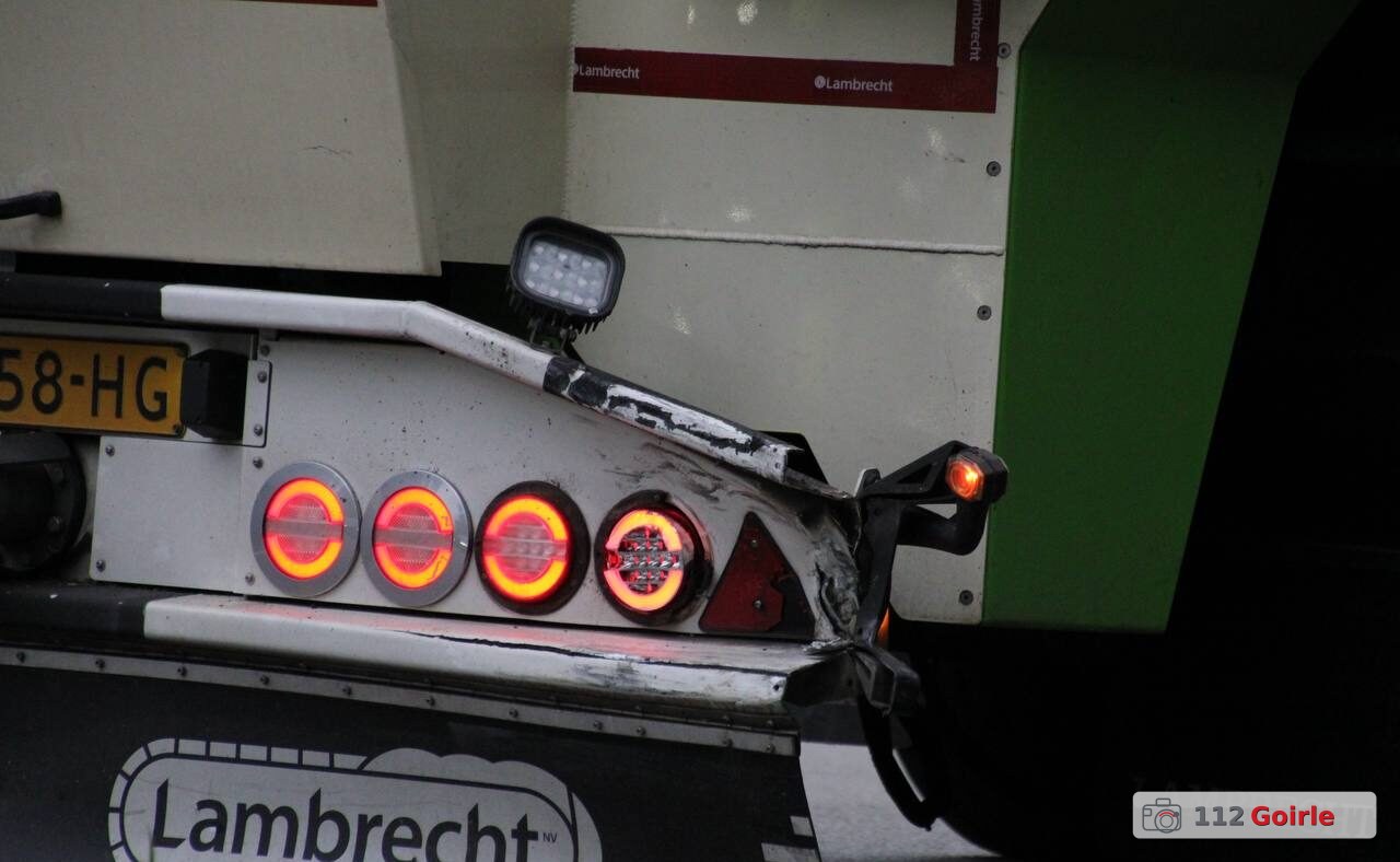 Auto beschadigd na botsing met vrachtwagen op Blaakweg in Tilburg – foto 112 Goirle