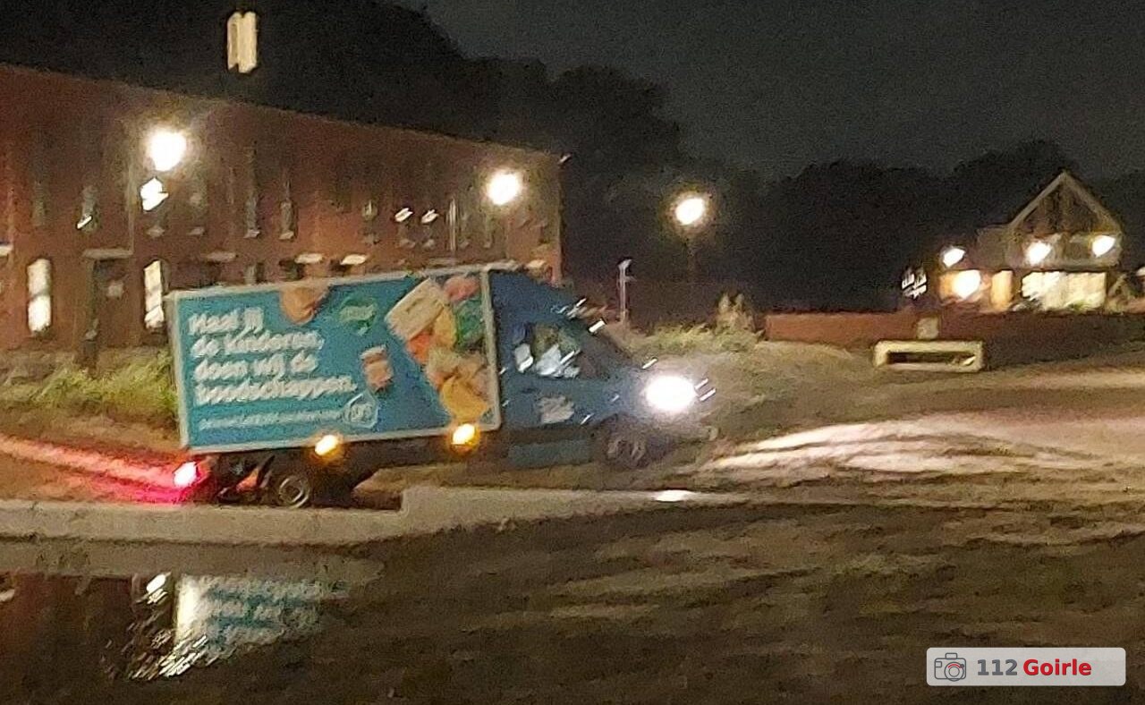 Boodschappenbezorger rijdt zich vast in wadi aan Hendrik van Puijenbroeklaan in Goirle – foto 112 Goirle