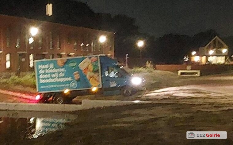 Boodschappenbezorger rijdt zich vast in wadi aan Hendrik van Puijenbroeklaan in Goirle